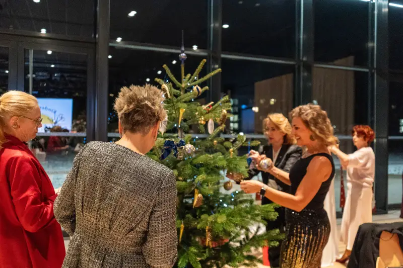 Kiwanis-Damen schmücken einen Christbaum bei der Christbaumvernissage 2025