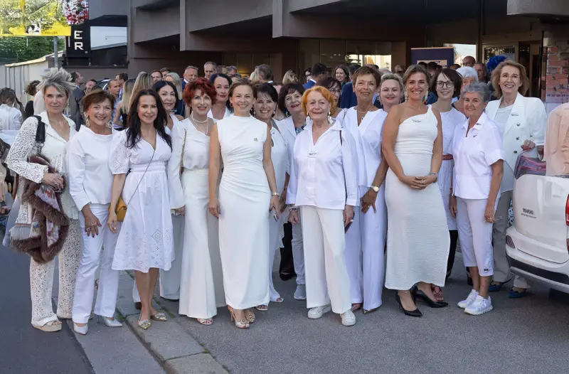 Gruppenfoto der Kiwanis-Damen von Linz-Nike in Weiß, 2025