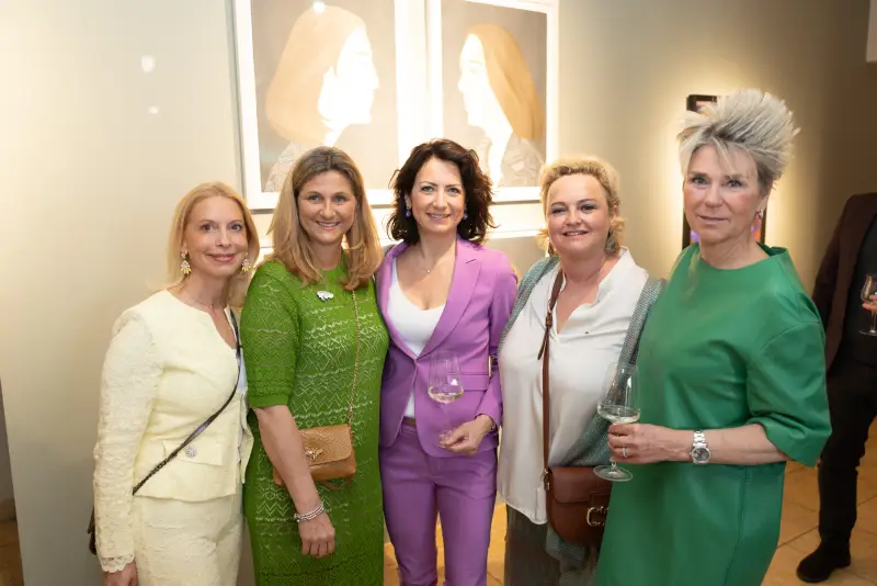 Fünf Frauen vor Kunstwerken bei Kunst & Kulinarik 2026
