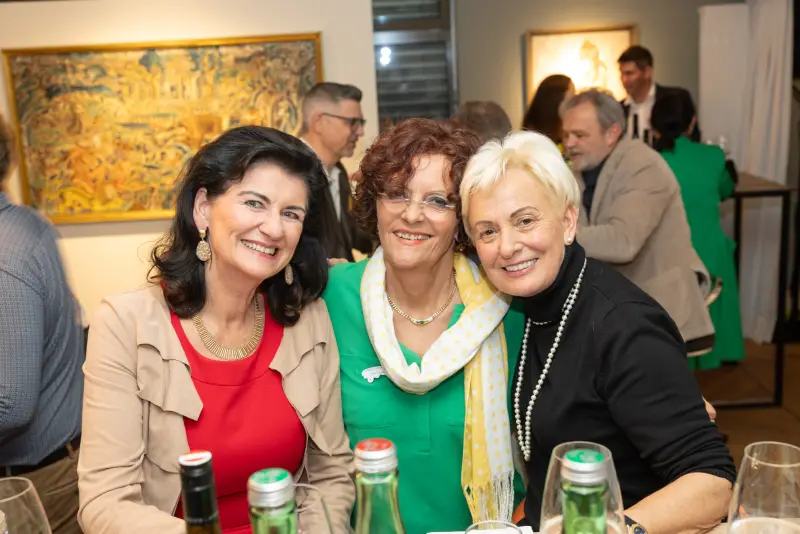 Gäste am Tisch beim Flying Dinner von Kunst & Kulinarik 2026