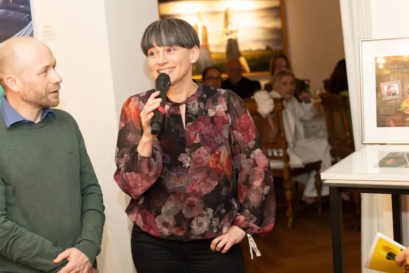 Ansprache mit Mikrofon bei Kunst & Kulinarik 2026