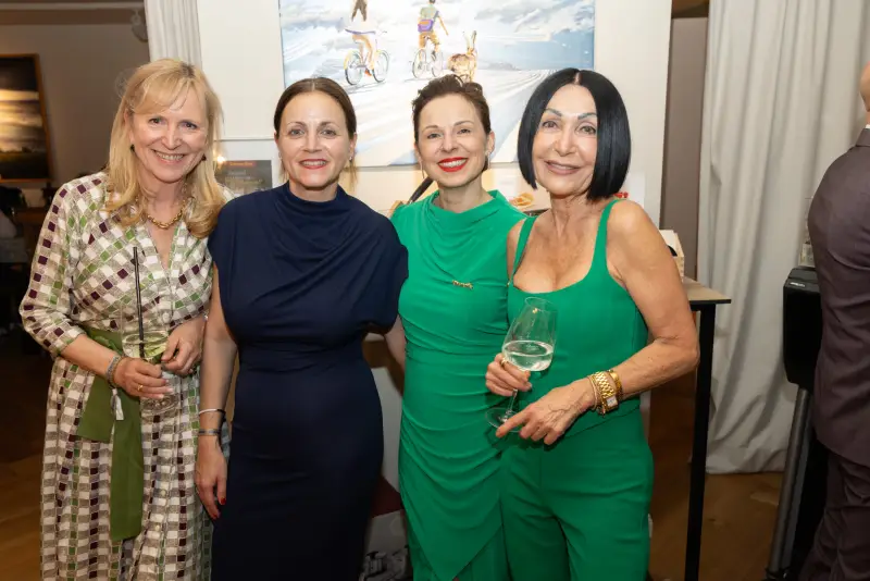 Vier Frauen vor einem Kunstwerk bei Kunst & Kulinarik 2026
