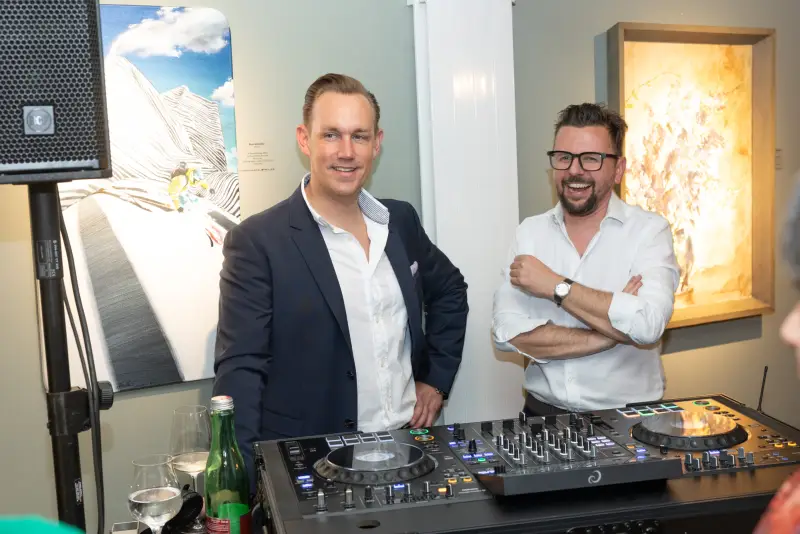 Zwei DJs am Mischpult bei Kunst & Kulinarik 2026