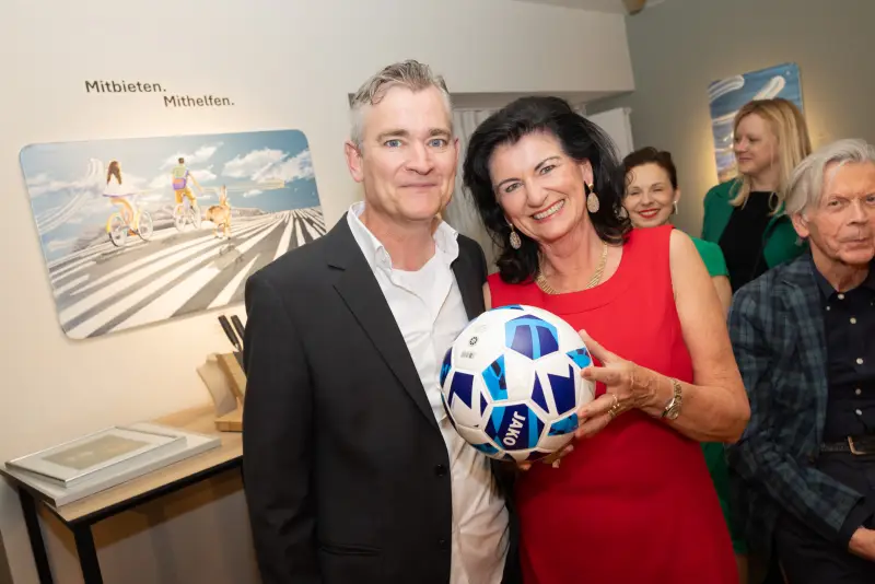 Übergabe des ersteigerten Fußballs bei Kunst & Kulinarik 2026