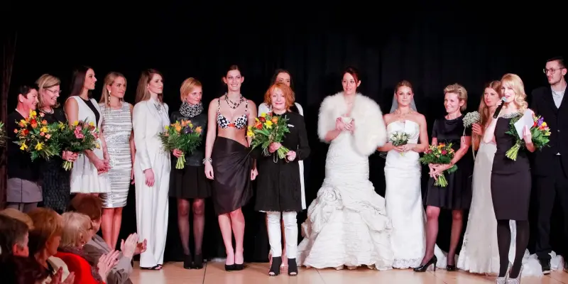 Models und Organisatorinnen beim Finale der Charity-Modeschau