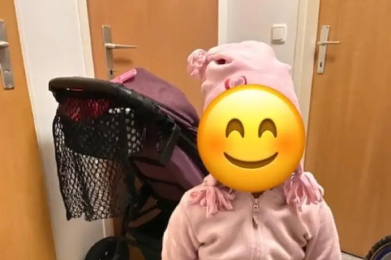 Kleines Mädchen in rosa Jacke