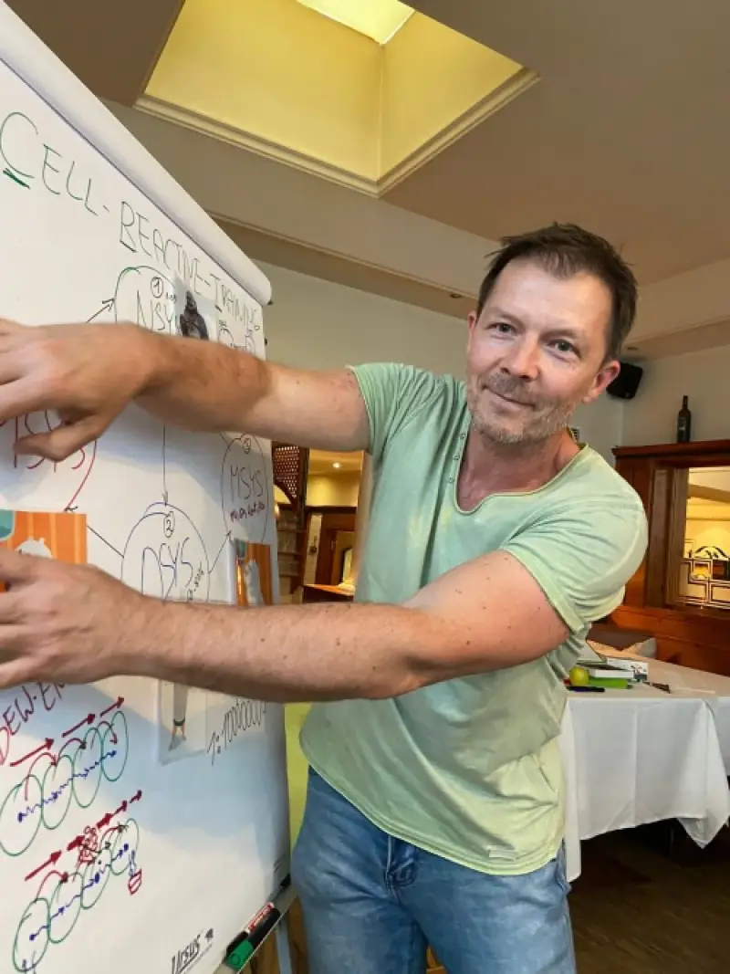 Physiotherapeut Andreas Hipfl erklärt Zelltraining am Flipchart
