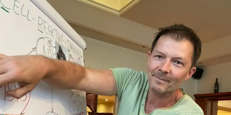 Physiotherapeut Andreas Hipfl erklärt Zelltraining am Flipchart