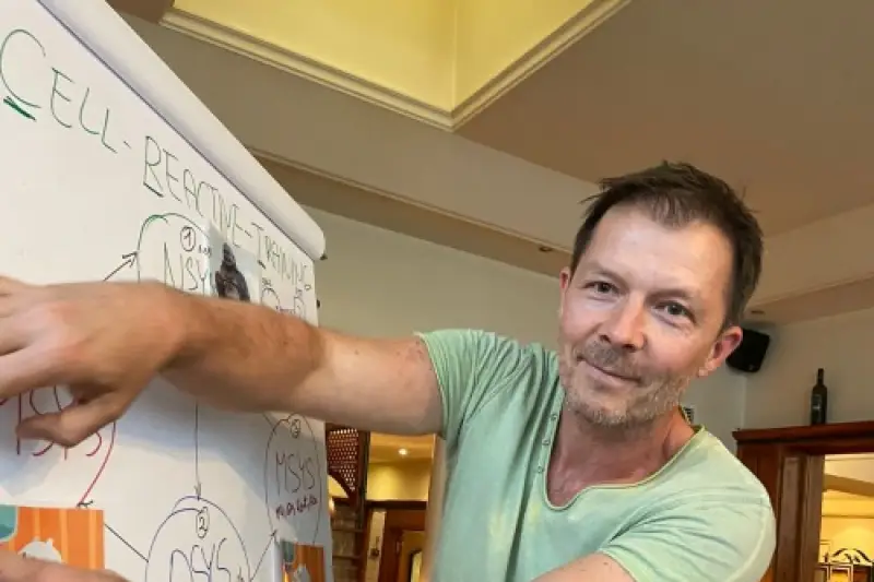Physiotherapeut Andreas Hipfl erklärt Zelltraining am Flipchart