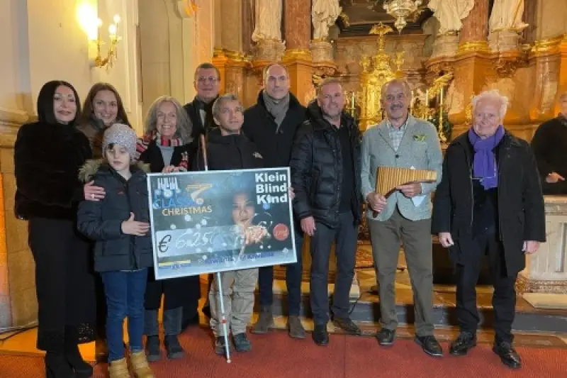 Gruppe in der Minoritenkirche mit einer Tafel für das Projekt Klein.Blind.Kind